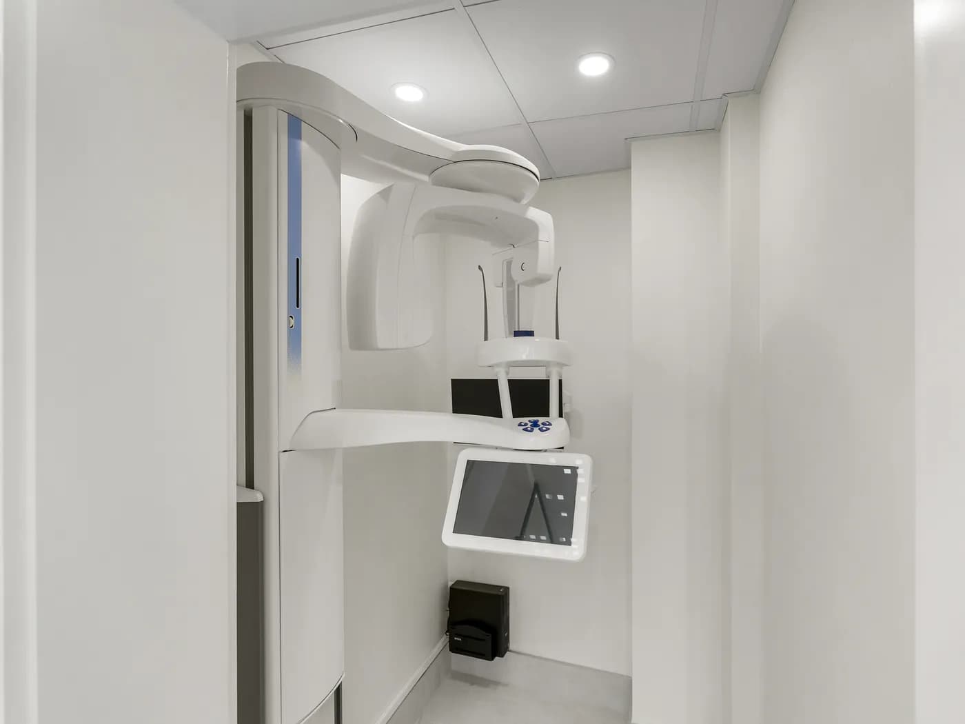 The panoramic X-ray machine in its bay at Allo Dental Clinic